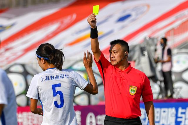 亚马尔与19岁女网红购物被偷拍 她有140多万粉丝