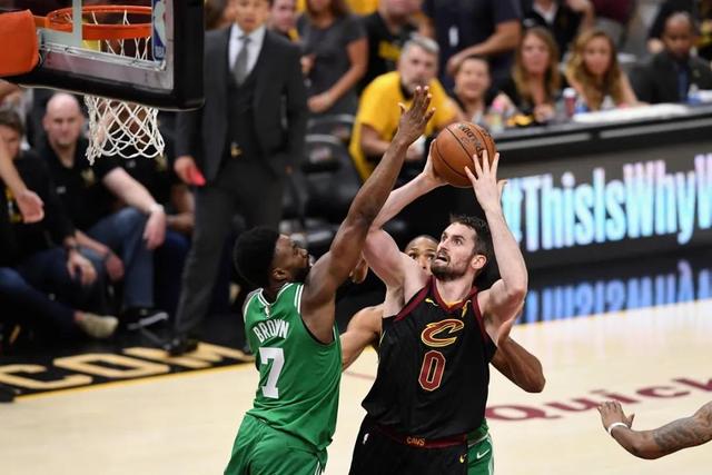 王哲林8分上海力克江苏获首胜 崔晓龙空砍24分