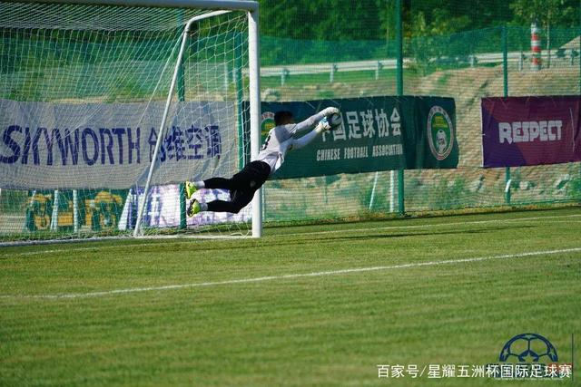邮报：多位曼城球星携太太团，参加B席、斯通斯告别派对